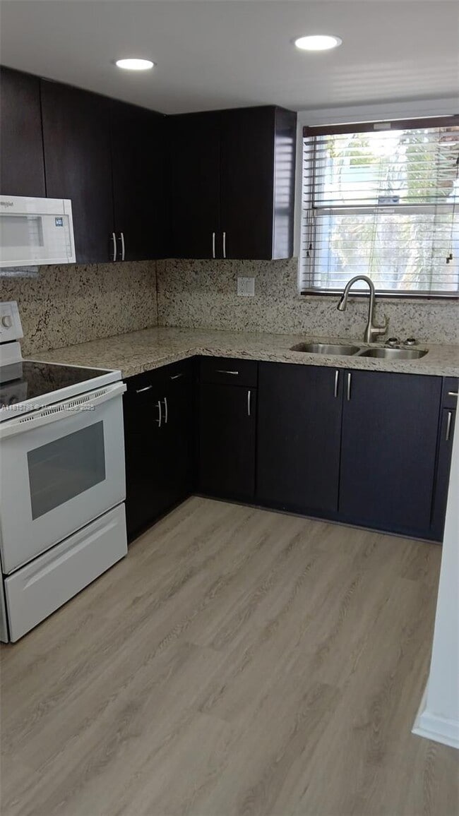 Photo - 9373 Fontainebleau Blvd Unidad K218 Rental