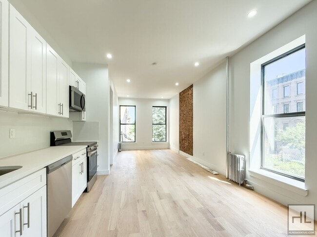 Building Photo - Expansive Sun-drenched Bed-Stuy 7 Bed 3-Ba... Rental
