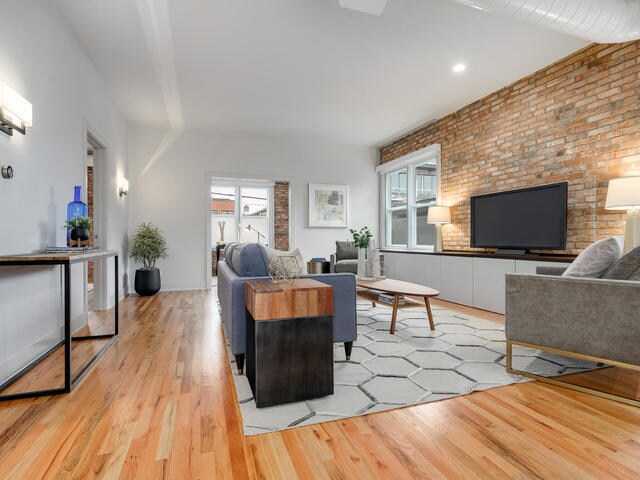 Photo - 1742 N Winchester Ave Unit 203