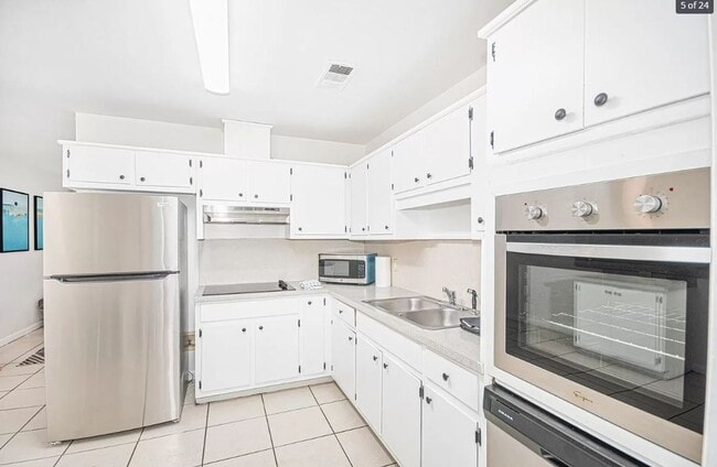 Photo - 4 bed, 2 bath house, Available August 2026!