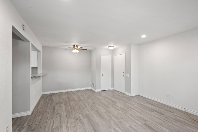 Photo - 7932 Mission Center Ct Unidad i