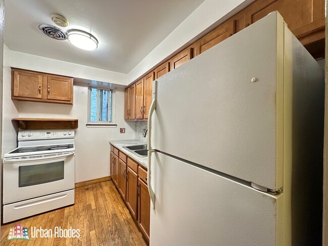 Building Photo - 3812 N Pine Grove Ave Unit M01B Rental