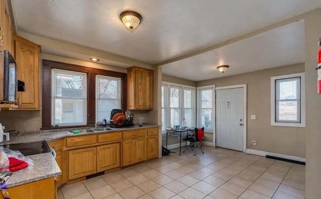 Building Photo - 610 E Vine St