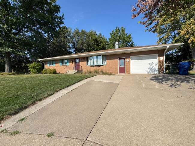 Building Photo - 3 bedroom 2 bath home with a bonus room in...