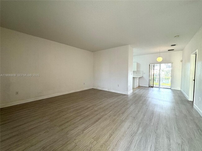 Photo - 2590 NE 3rd Dr Unidad 203