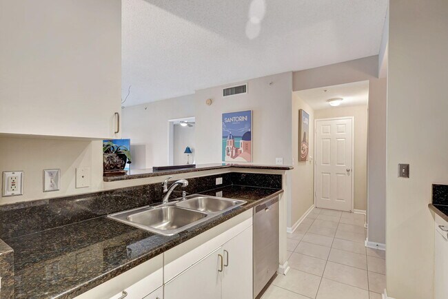 Photo - 630 S Sapodilla Ave Unidad 203