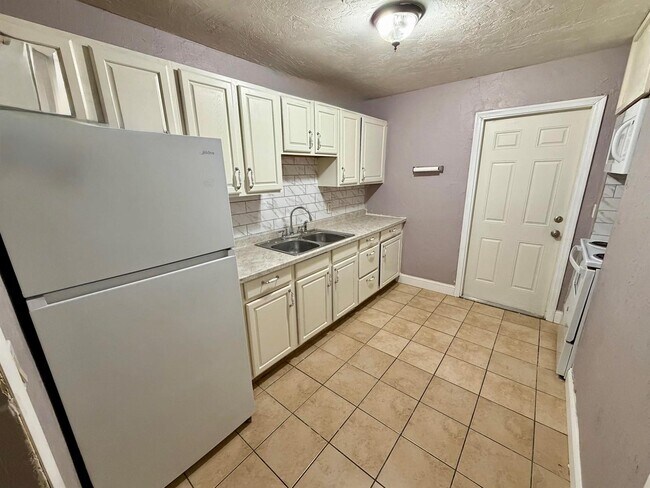 Photo - 1061 W 4th St