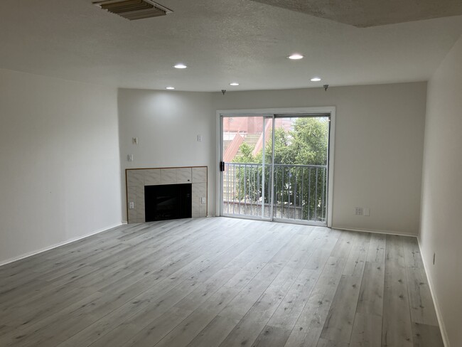 Living Room - 10208 Pinewood Ave Townhome