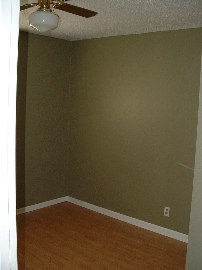 Photo - 2 Bedroom Condo Near UTK | Fort Sanders Area Unit FPC103 BR1 (right larger)