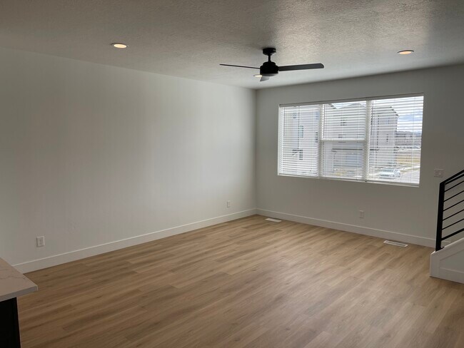 Photo - 954 W 350 S
