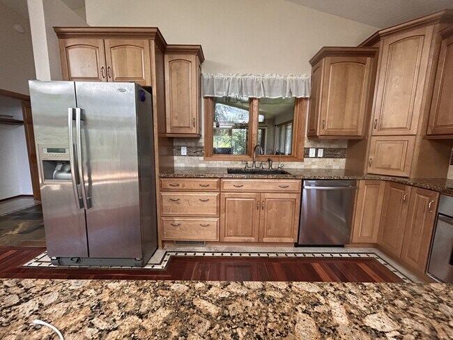 Photo - 1005 E River St