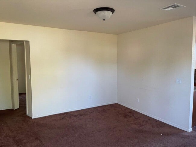 Photo - cute 2 bed 1 bath, fenced yard, small pet ok with deposit.