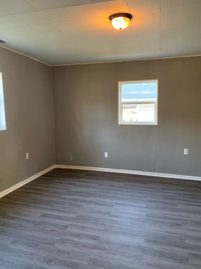 Building Photo - Available now  2 bedroom 1 bathroom home