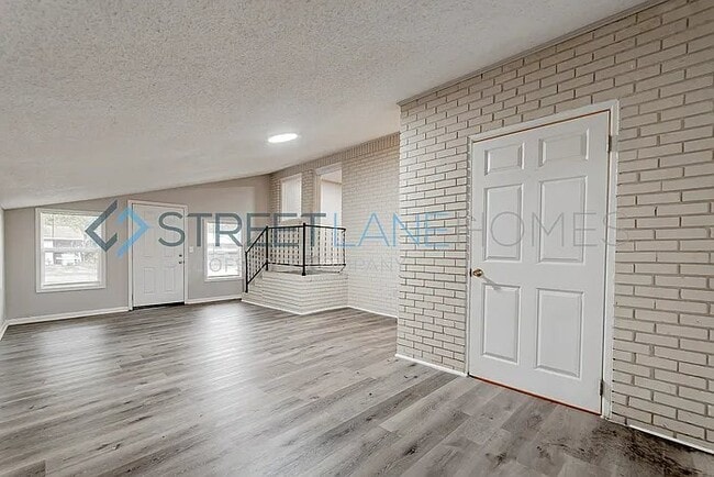 Photo - 2520 Stonehenge Dr