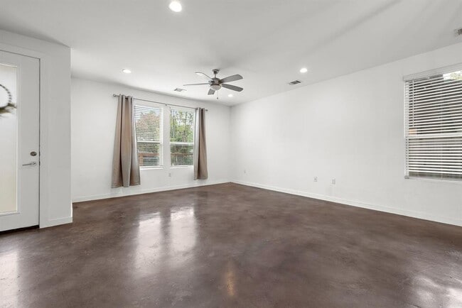 Photo - 6404 Porter St