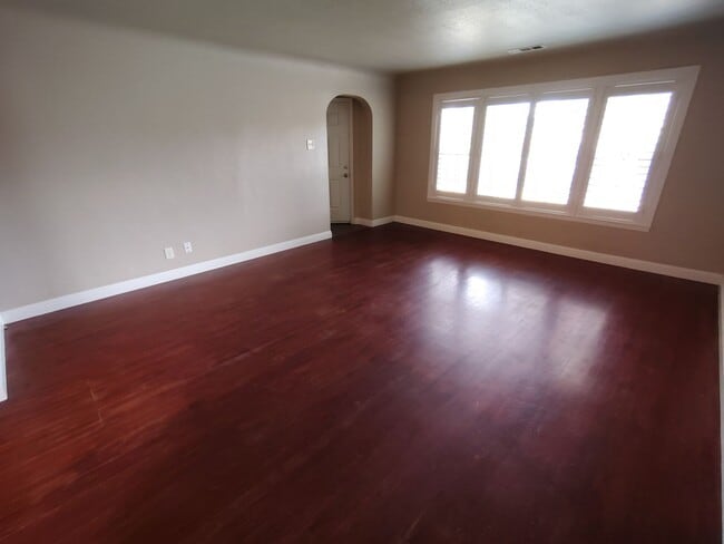 Photo - 404 Camellia Way