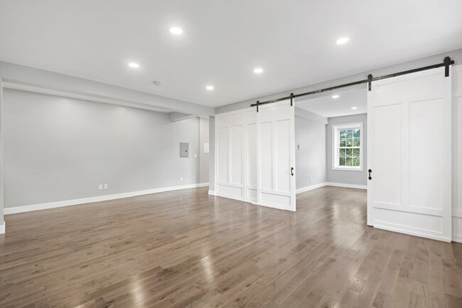 20 W Holly St