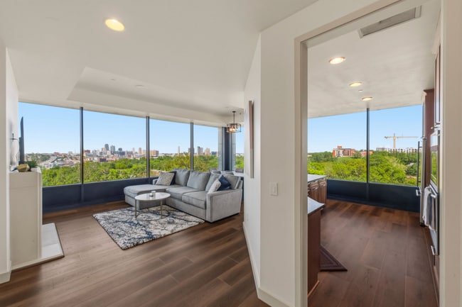 Building Photo - 700 W 31st St Unit 404