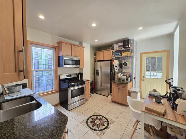 Building Photo - 28 Bardwell St Unit 1