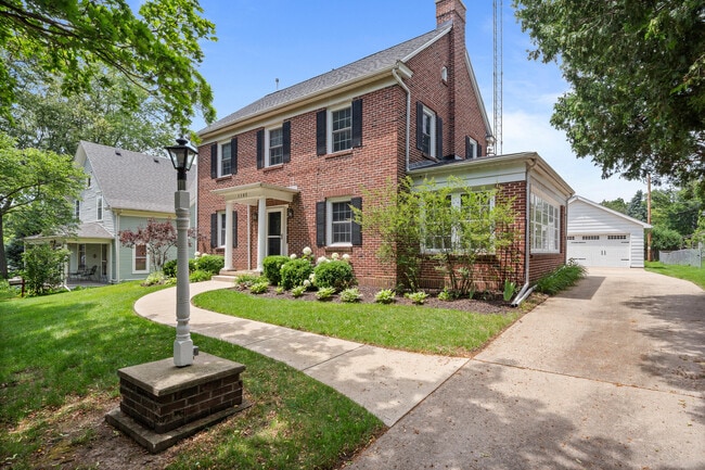 Photo - 1105 Barnes St