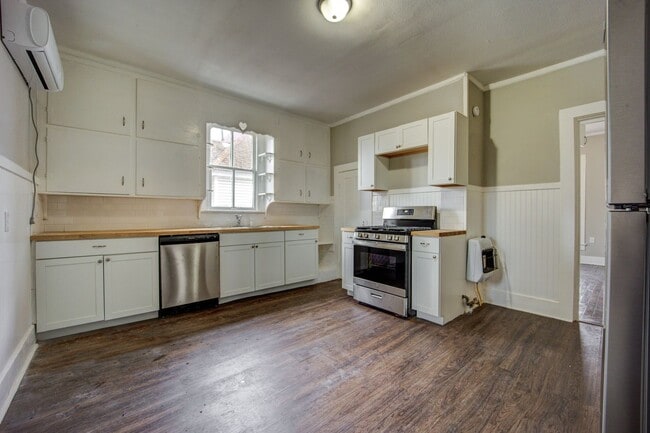 Freshly Updated 4 Bedroom Home - Freshly Updated 4 Bedroom Home