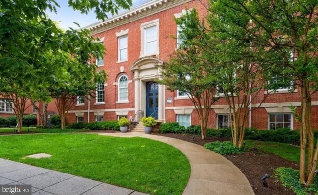 Building Photo - 2035 2nd St NW Unit GL05