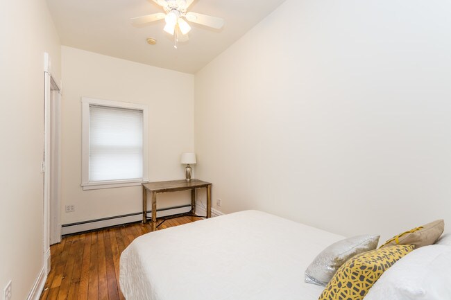 Dormitorio #2 - 1365 N Leavitt St Unidad 3