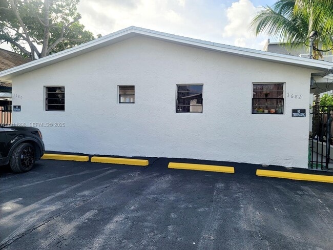 Building Photo - 3680 NW 20th Ct Unit 1
