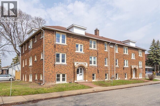 Photo - 706 Elliott St E