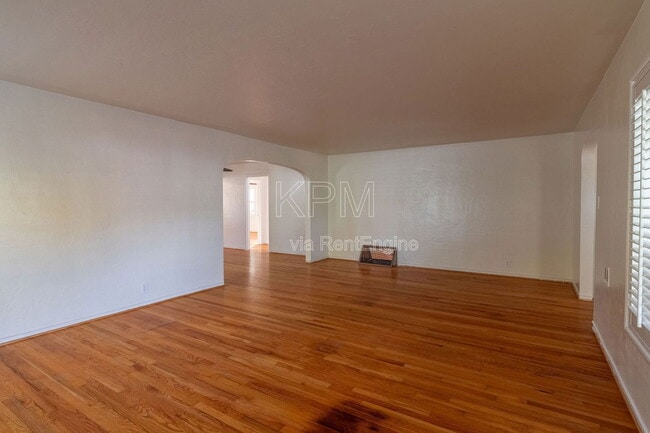 Photo - 966 W Mariposa Ave