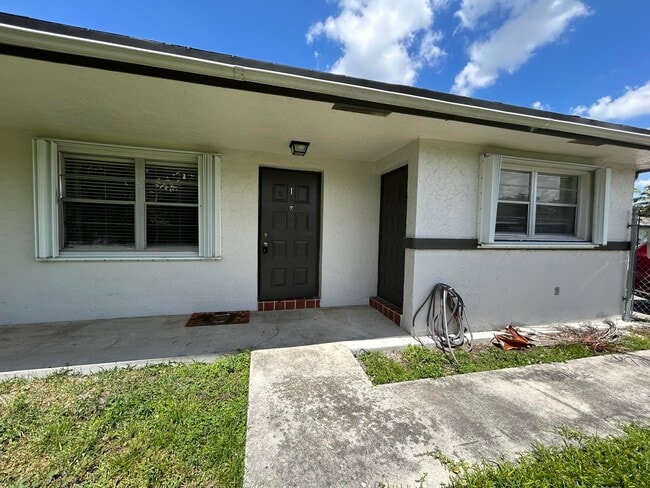 Building Photo - 6140 SW 41st Ct