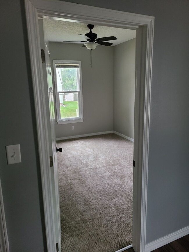 Building Photo - Fully Updated 2 Bedroom 1 Bath House
