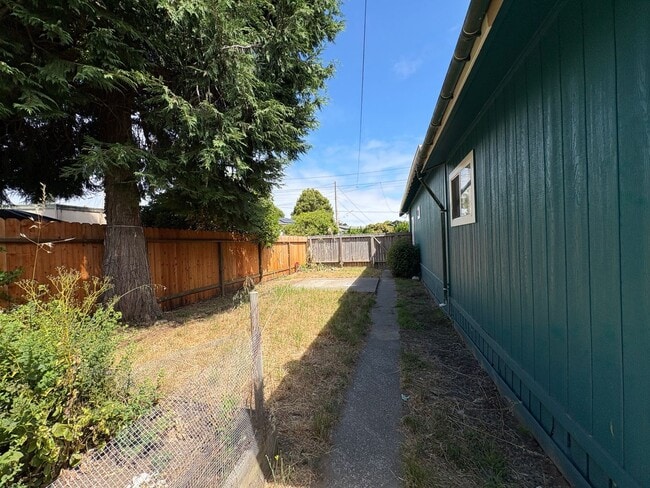 Building Photo - 3 Bed 2 Bath Home