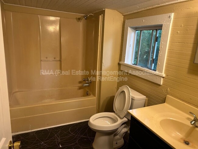 Photo - 503 Hallyburton St