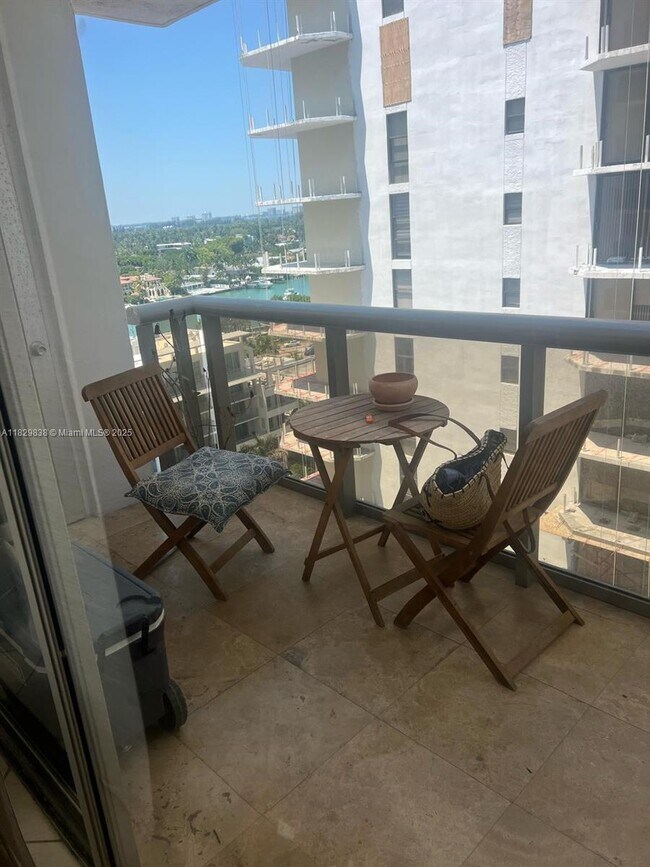 Photo - 6039 Collins Ave Unidad 1407 Rental