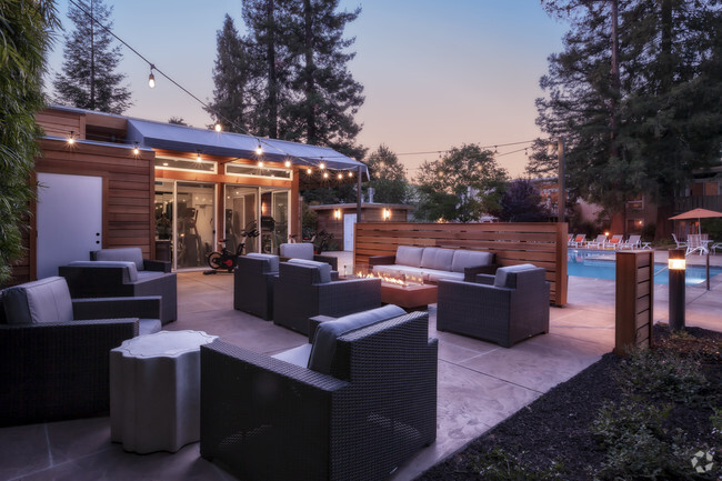 Poolside Fire Pit Lounge - Brookdale Apartments