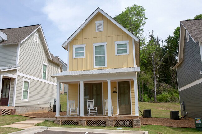 Photo - Traditions Townhomes | Student Housing