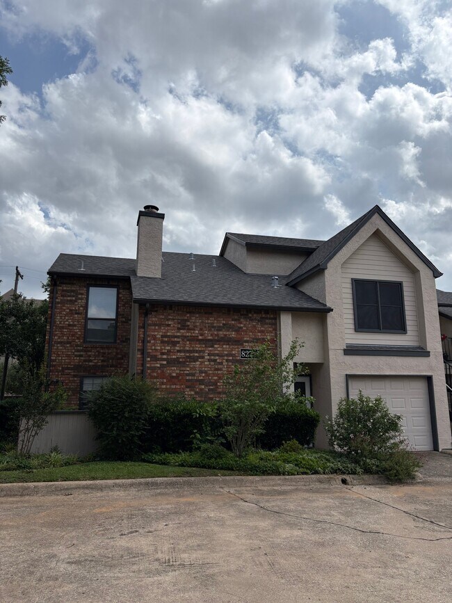 Photo - 827 W Harwood Rd