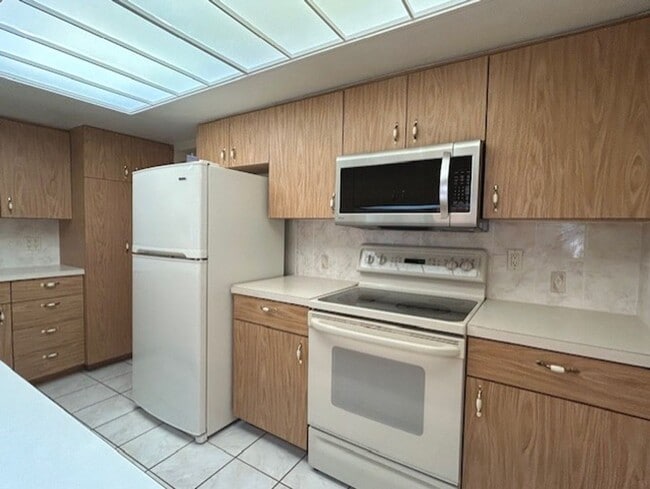 Photo - Spacious 3/2/2 in a quiet neighborhood available 9-1-25!