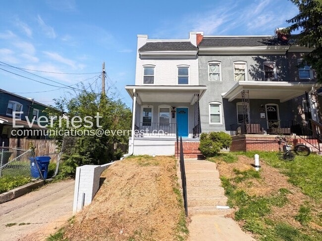 Building Photo - 3 Bed/1.5 Bath Townhome with fenced yard and deck/ Available Now!