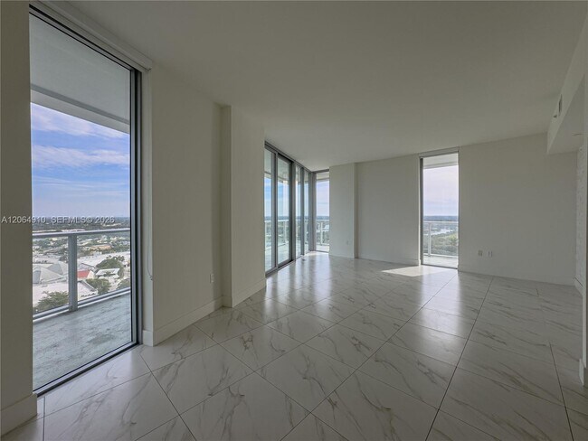 Photo - 2000 Metropica Wy Unit 2009