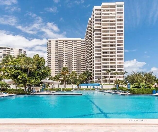 Building Photo - 2500 Parkview Dr Unit 1705