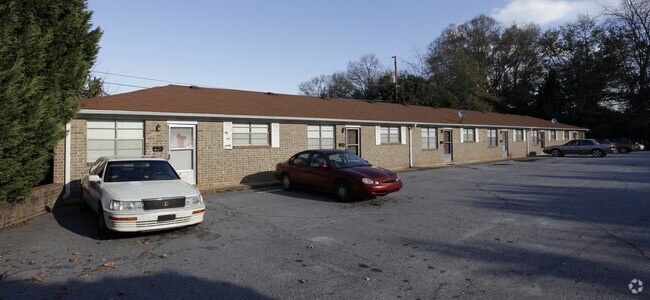 Oakcrest Apartments - Oakcrest Apartments