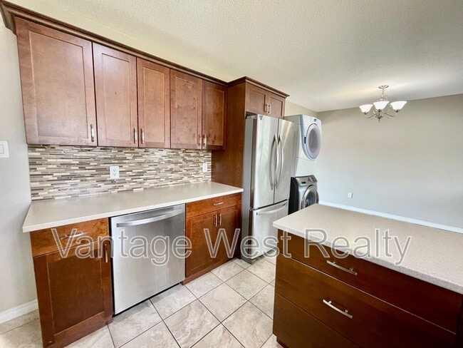 Photo - 315 Prior Rd S