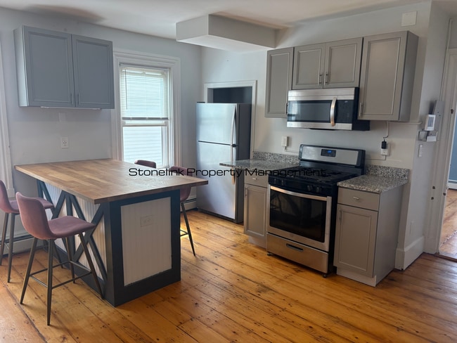 Building Photo - 130 Sutton St Unit 2