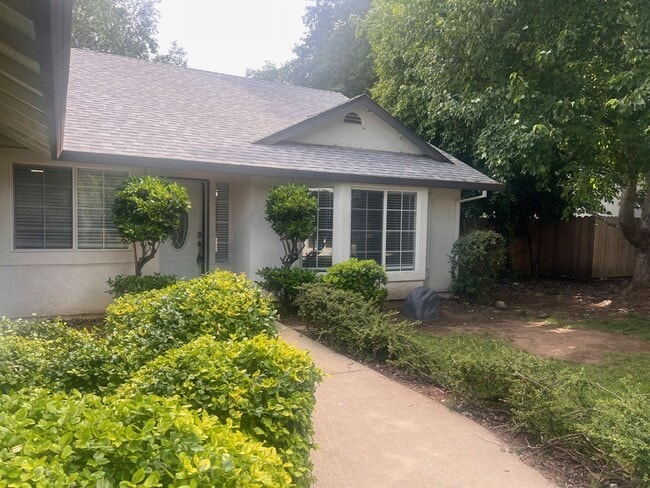 Building Photo - 4 Bedroom Home With Pool!