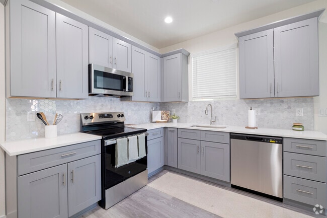 4BR, 3BA - 1,736SF - Kitchen - Raymond Place Townhomes