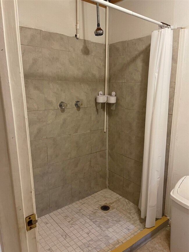 Building Photo - 1472 Godwin St Rental
