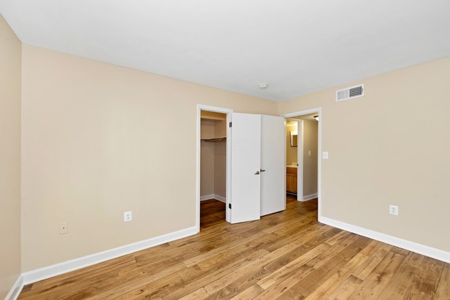 Apartamento renovado de tres habitaciones