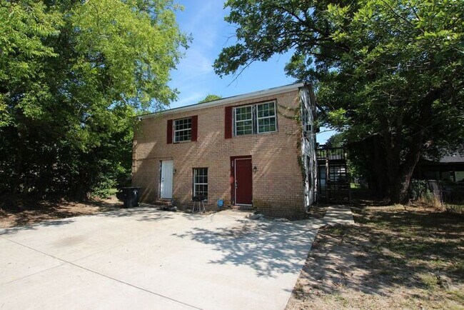 Cozy 2 Bedroom Unit! Available Now! Tour T... - Cozy 2 Bedroom House Unit! Available Now! Tour T...